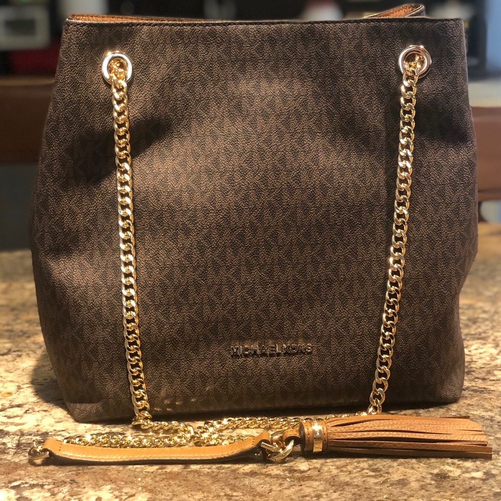 Shoulder/Crossbody bag pull through strap; snap closure with inner zip pockets